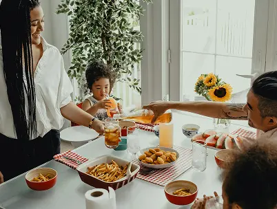 photos d'une famille souriante en train de prendre le petit déjeuner photo contextuel pour la catégorie rituel du quotidien du blog