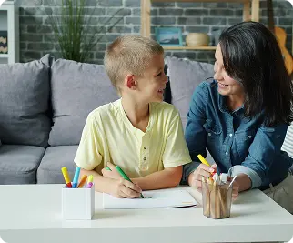 photos d'une mère et son fil souriant en train de faire du coloriage photo contextuel pour la section de coloriage gratuits à télécharger