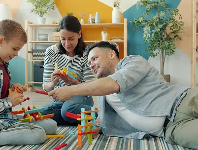photos d'une famille souriante en train de faire des jeux de construction photo contextuel pour la catégorie activités calmes du blog